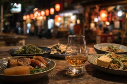 沖縄の夜市風のテーブルに置かれたウイスキーグラス